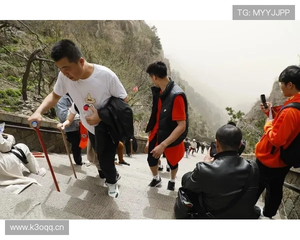 山东泰山队登泰山祈福启新征程